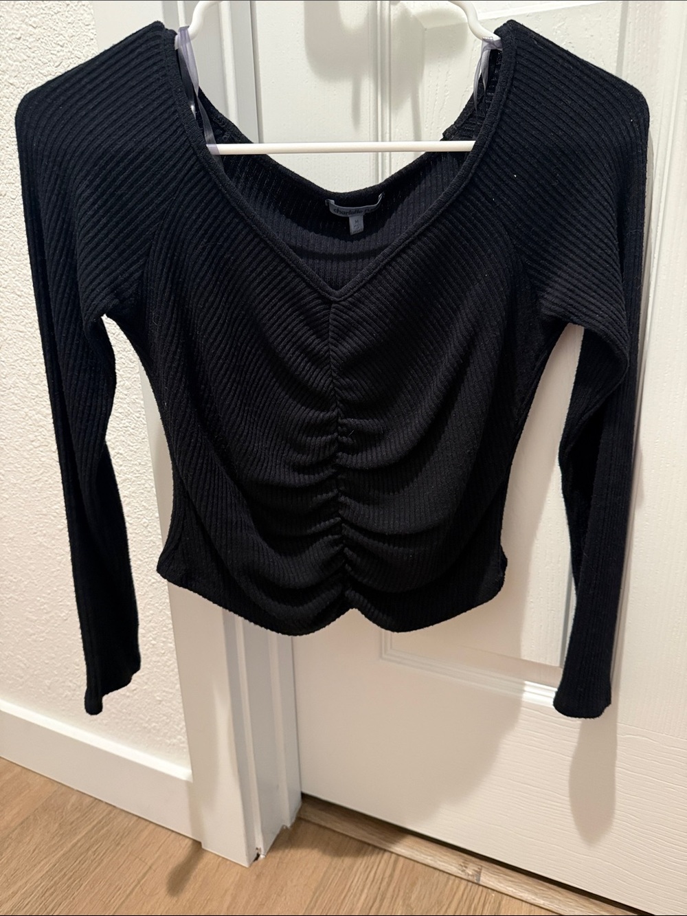 Black Ribbed V-Neck Ruched Long Sleeve cropped Top